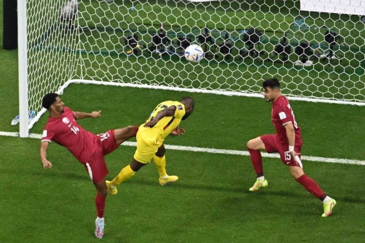 Outro ângulo do impedimento no gol do Equador : r/futebol