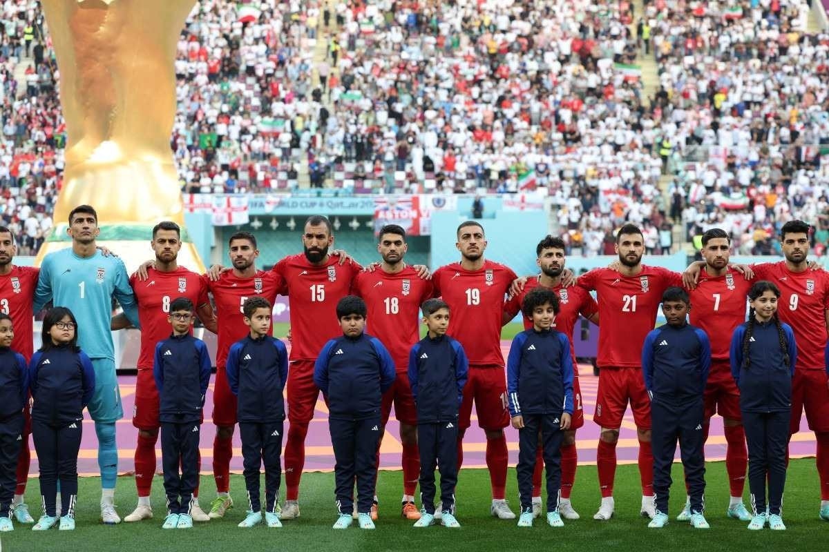 Quando futebol também é política: iranianos se recusam a cantar hino e  ingleses se ajoelham contra sanções da Fifa