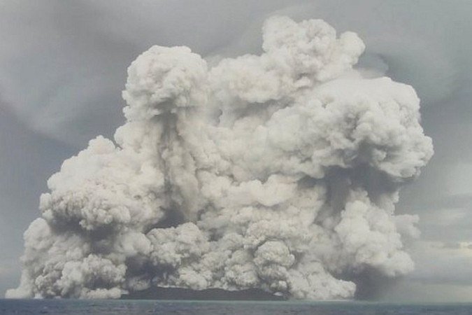 Erupção que ocorreu no vulcão submarino Hunga Tonga-Hunga Ha'apai, em Tonga, no dia 14 de janeiro de 2022 nesta reprodução de um vídeo que circula nas redes sociais.
crédito: SERVIÇO GEOLÓGICO DE TONGA/REUTERS
- Erupção que ocorreu no vulcão submarino Hunga Tonga-Hunga Ha'apai, em Tonga, no dia 14 de janeiro de 2022 nesta reprodução de um vídeo que circula nas redes sociais.
crédito: SERVIÇO GEOLÓGICO DE TONGA/REUTERS
-