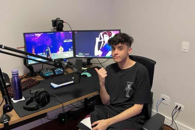 Pedro Carvalho, ou 'Pedro Lasers' nas redes, é apaixonado pela temática gamer

