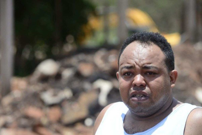 Francisco de Oliveira, 27 anos, morador da Chácara 86, do Sol Nascente, perdeu a casa e saiu ferido, após ser carregado pelas enxurradas da última sexta-feira (19/11) - (crédito: Marcelo Ferreira/CB/D.A.Press) Francisco de Oliveira, 27 anos, morador da Chácara 86, do Sol Nascente, perdeu a casa e saiu ferido, após ser carregado pelas enxurradas da última sexta-feira (19/11) - (crédito: Marcelo Ferreira/CB/D.A.Press)