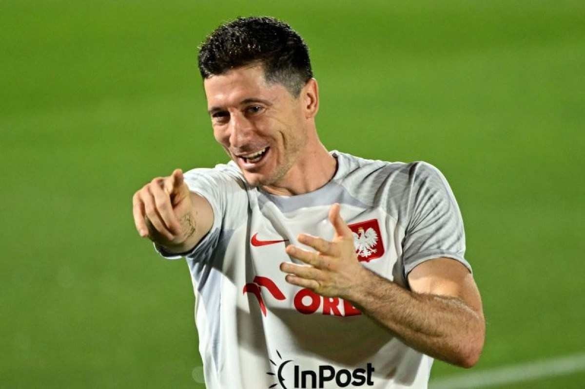 Centroavante da Pol&ocirc;nia Robert Lewandowski sorri durante treino pela sele&ccedil;&atilde;o