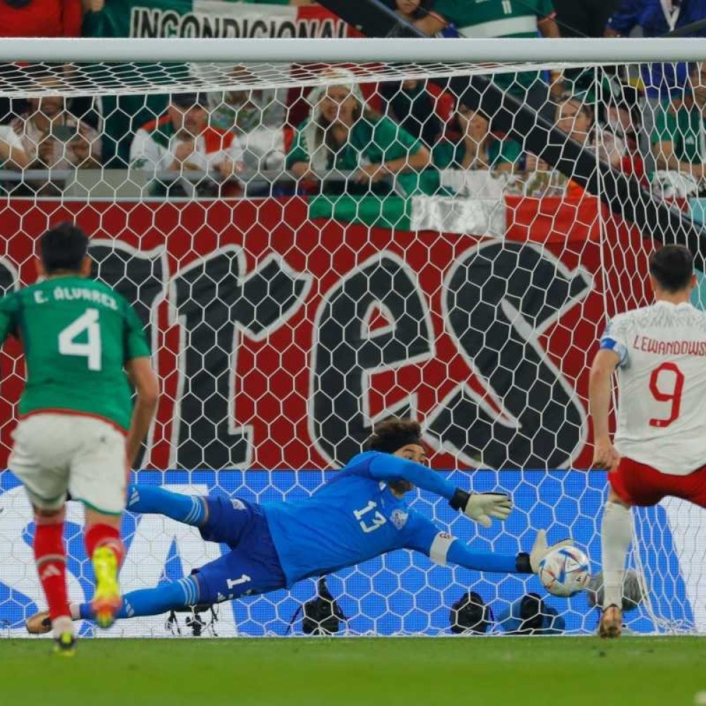 Goleiro mexendo no celular em campo ganha memes, Esportes