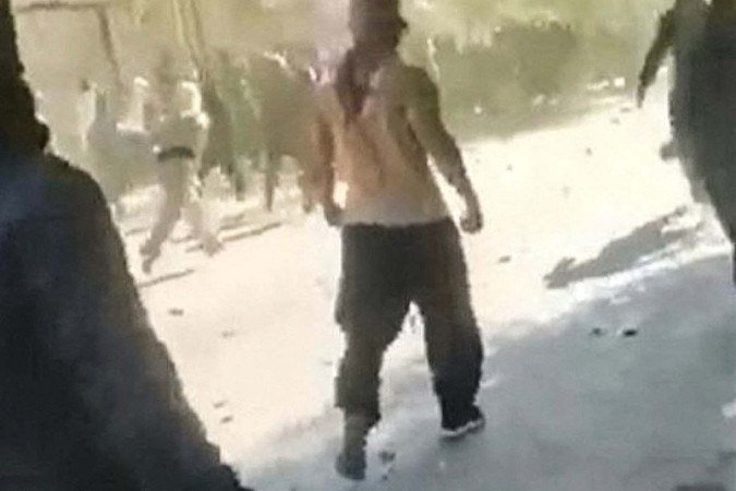 Manifestantes confrontam a polícia na cidade curda de Javanrud