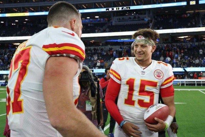 Fórmula quase imbatível, o tight-end Travis Kelce (E) e o quarterback Patrick Mahomes (D) evitaram parcial surpresa no último Sunday Night Football ao garantir vitória dos Chiefs contra os Chargers. - (crédito: Getty Images via AFP) Fórmula quase imbatível, o tight-end Travis Kelce (E) e o quarterback Patrick Mahomes (D) evitaram parcial surpresa no último Sunday Night Football ao garantir vitória dos Chiefs contra os Chargers. - (crédito: Getty Images via AFP)