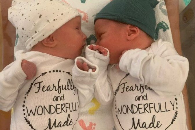 Lydia Ann e Timothy Ronald Ridgeway nasceram em 31 de outubro, possivelmente já conquistando um novo recorde de bebês nascidos saudáveis a partir de embriões congelados.
crédito: NATIONAL EMBRYO DONATION CENTER
- Lydia Ann e Timothy Ronald Ridgeway nasceram em 31 de outubro, possivelmente já conquistando um novo recorde de bebês nascidos saudáveis a partir de embriões congelados.
crédito: NATIONAL EMBRYO DONATION CENTER
-