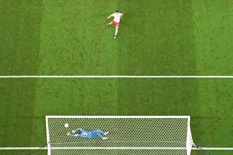  Mexico's goalkeeper #13 Guillermo Ochoa (bottom) saves a penalty shot by Poland's forward #09 Robert Lewandowski during the Qatar 2022 World Cup Group C football match between Mexico and Poland at Stadium 974 in Doha on November 22, 2022. (Photo by Manan VATSYAYANA / AFP) 