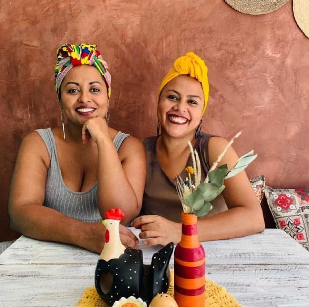 Tássia Aguiar (à direita) e Ray Preta (à esquerda), proprietárias do Cantinho de Caburé, restaurante vegano   