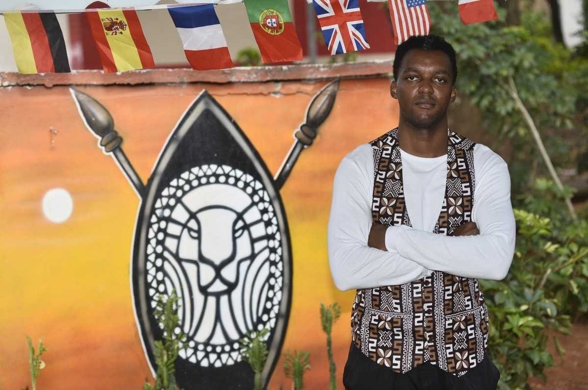 Sócio-fundador da loja Afrikanus, Renê Mapouma começou o negócio trazendo tecidos da África