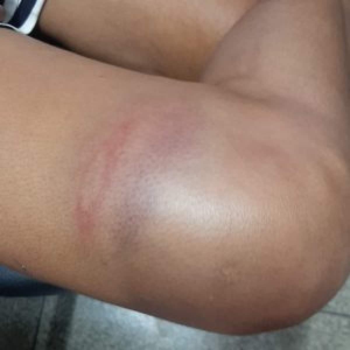 Marido agride a mulher com cabo de vassoura na frente dos filhos