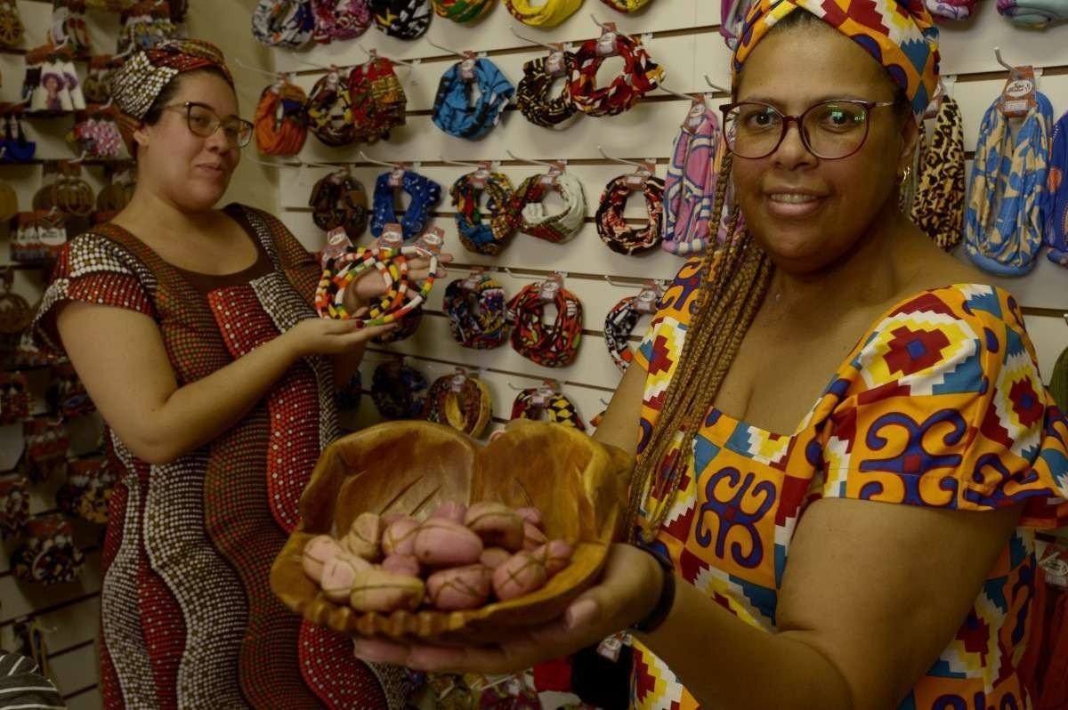  23/11/2022. Crédito: Carlos Vieira/CB/D.A Press. Revista. Cultura negra em Brasília. Carla Mendes Taquari e Amanda Taquari da loja Toque Africano.