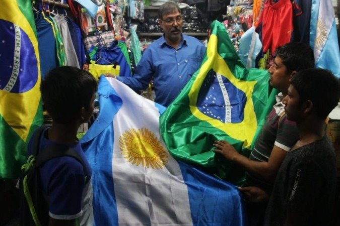 Loja vende bandeiras de Argentina e Brasil na cidade indiana de Calcutá - 