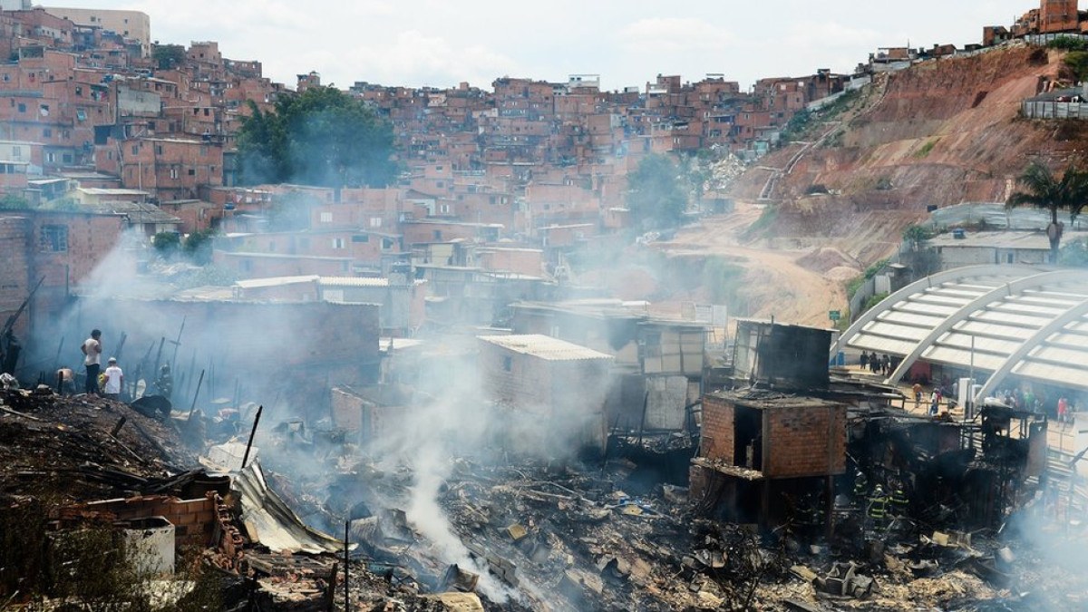Favelas em bairros caros sofrem até 3 vezes mais com incêndios, mostra estudo em São Paulo