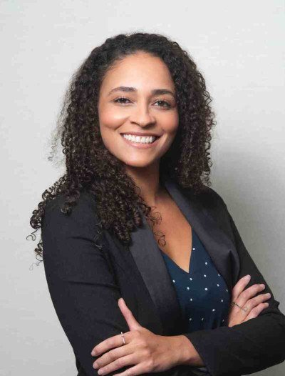 Mayara: "Em nenhuma hipótese o empregado positivado poderá ir presencialmente à empresa"