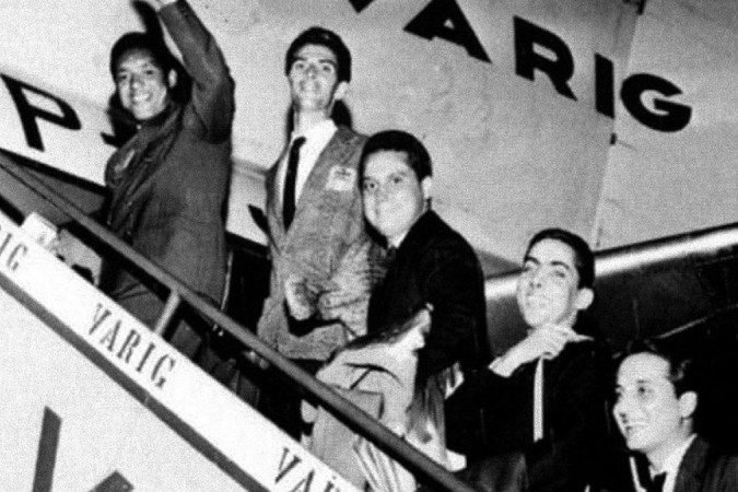 Ao todo, o concerto contou com 18 artistas. Alguns deles eram, por assim dizer, obrigatórios em um show de bossa nova — casos de Tom, João, Carlos Lyra, Menescal e Luiz Bonfá.
crédito: ACERVO ROBERTO MENESCAL
- Ao todo, o concerto contou com 18 artistas. Alguns deles eram, por assim dizer, obrigatórios em um show de bossa nova — casos de Tom, João, Carlos Lyra, Menescal e Luiz Bonfá.
crédito: ACERVO ROBERTO MENESCAL
-