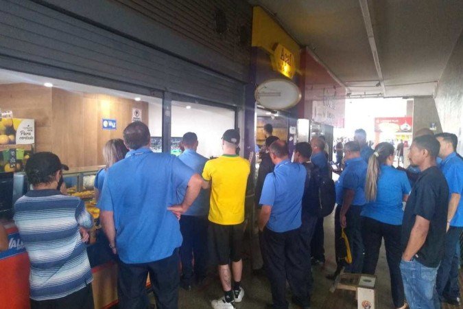 Profissionais que atuam na Rodoviária do Plano Piloto assistem ao jogo como podem. -  (crédito: José Augusto Limão/CB)