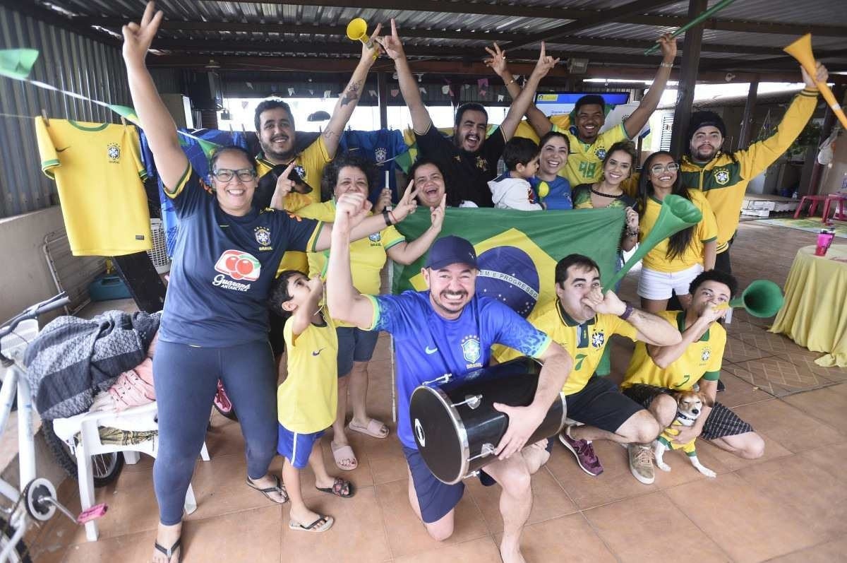 Capital do país fica em festa após estreia do Brasil no Catar