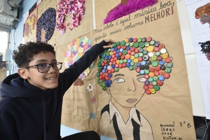 Emanoel usou tampinhas de garrafas para representar a diversidade do cabelo