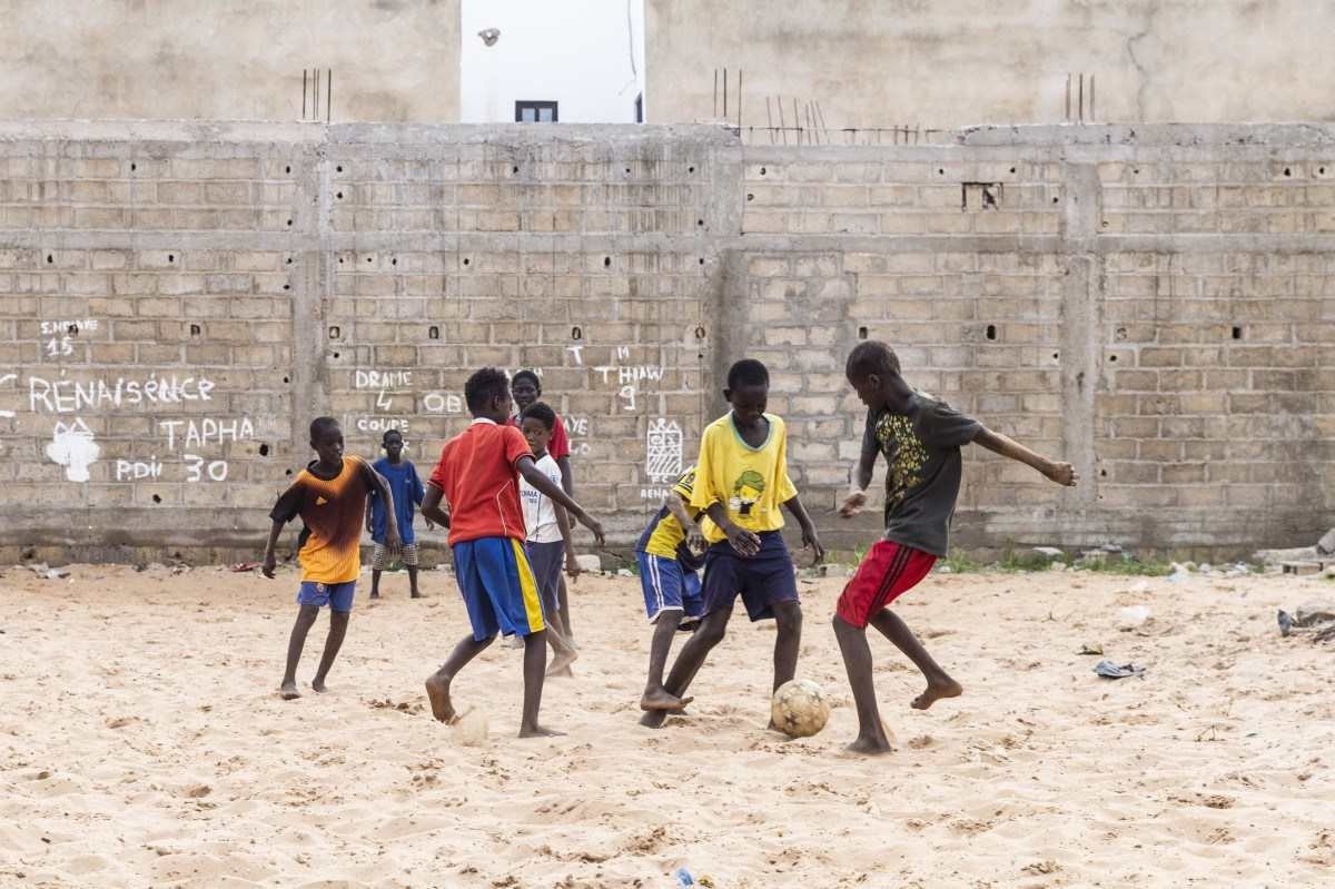 Brasilienses pedalam até Trindade para ajudar orfanato africano
