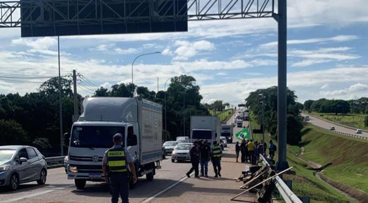 Polícia usa escavadeira para remover barricada de manifestação em Viracopos