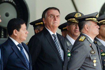 A conversa entre Bolsonaro e Mourão (à direita) teria ocorrido antes da oitiva do senador, em 23 de maio -  (crédito: TÉRCIO TEIXEIRA / AFP)