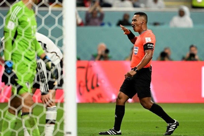 O salvadorenho Iván Barton, de 35 anos, foi designado pela Fifa para apitar Espanha x França, semifinal da Copa do Mundo em Arlington, Texas -  (crédito: Ina Fassbender/AFP)