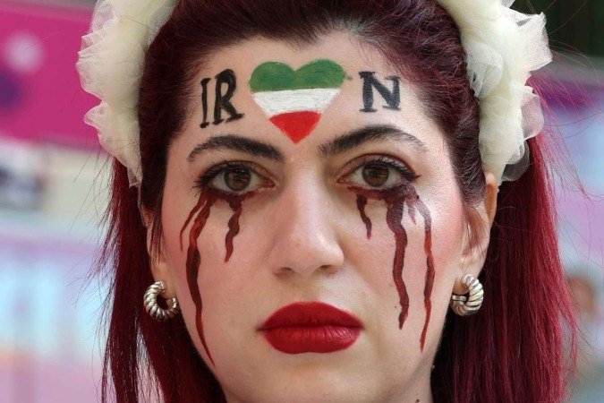 L&aacute;grimas de sangue pintadas no rosto de iraniana, na partida entre Ir&atilde; e Pa&iacute;s de Gales, no Catar
