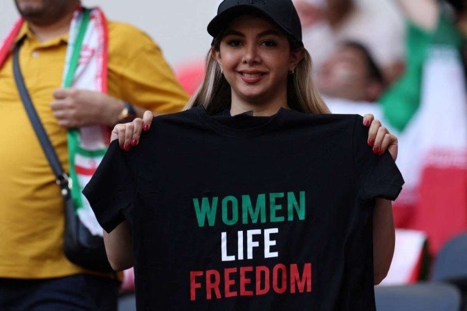 Na mesma partida, torcedora aparece com as palavras "Mulher, vida e liberdade" estampadas em camiseta com as cores do pa&iacute;s 