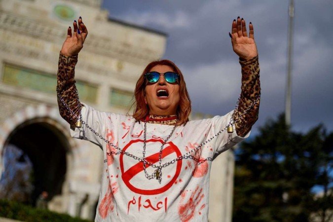 Manifestante protesta contra execuções, durante ato em apoio às mulheres iranianas, em Istambul      