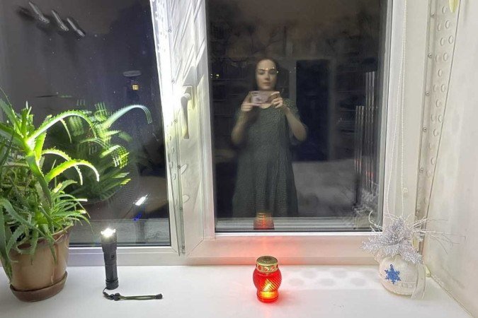 Oleksandra Matviichuk, chefe da ONG Centro pelas Liberdades Civis, acende vela em memória das vítimas do Holodomor