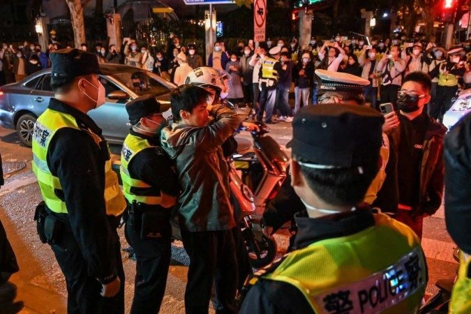 Em Xangai, policiais prendem homem e bloqueiam a Rua Urumqi