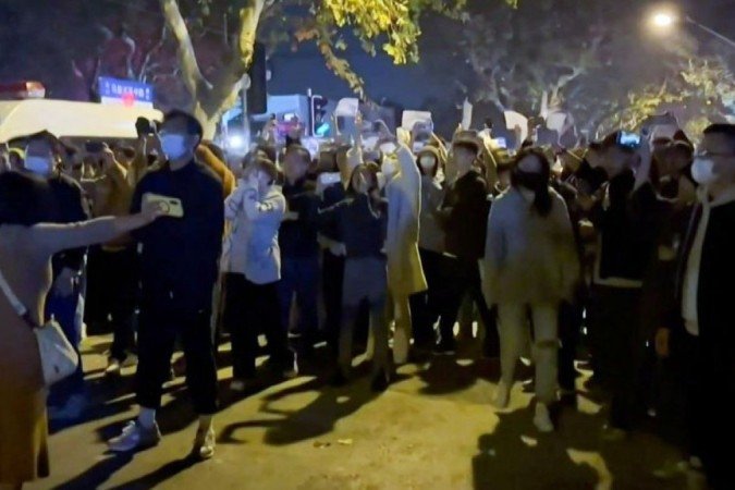 Manifestações se intensificaram neste fim de semana após incêndio que matou 10 pessoas em bloco de apartamentos no oeste do país - Manifestações se intensificaram neste fim de semana após incêndio que matou 10 pessoas em bloco de apartamentos no oeste do país -