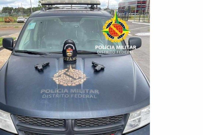 Com o homem, a polícia apreendeu dois simulacros de arma de fogo - (crédito: PMDF/Divulgação) Com o homem, a polícia apreendeu dois simulacros de arma de fogo - (crédito: PMDF/Divulgação)