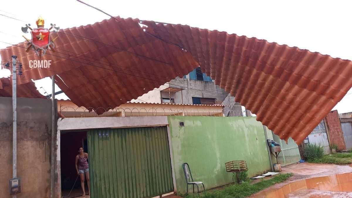 Telhado fica pendurado em fiação após chuva em São Sebastião