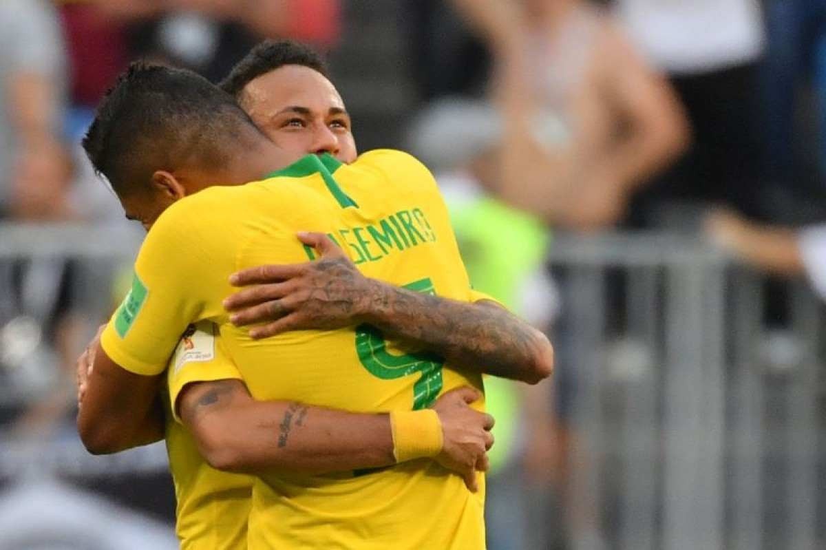 Neymar exalta o volante Casemiro após o gol da vitória contra Suíça