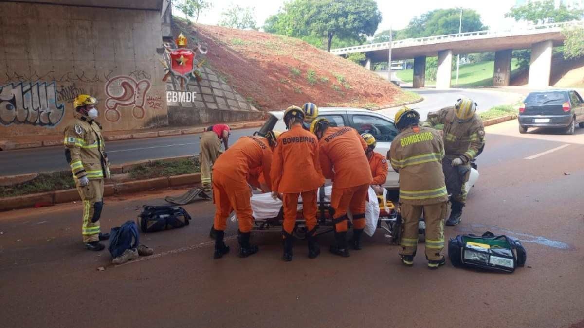 Motociclista perde o controle em curva, cai e para embaixo de carro no DF