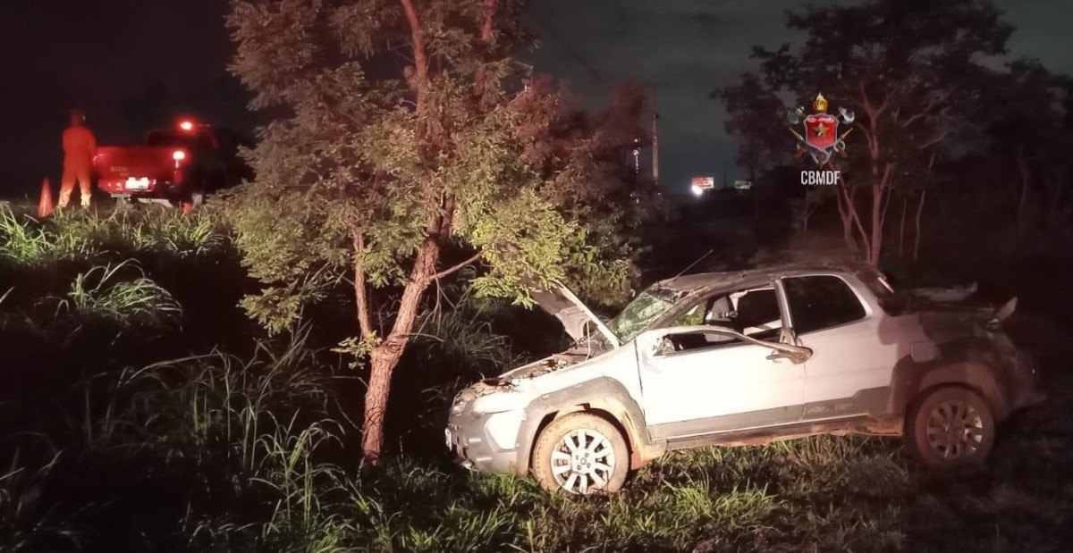 Carro capota e deixa dois feridos no Paranoá; veja fotos