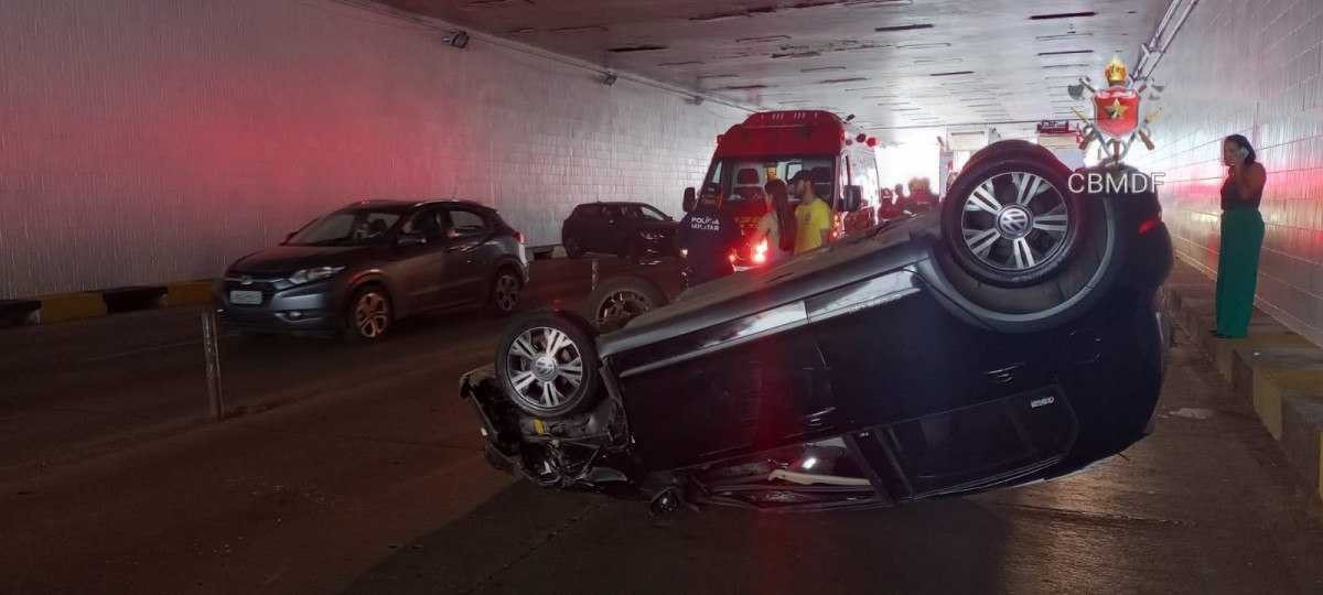 Vídeo: veículo capota em túnel na Rodoviária, sentido Asa Norte