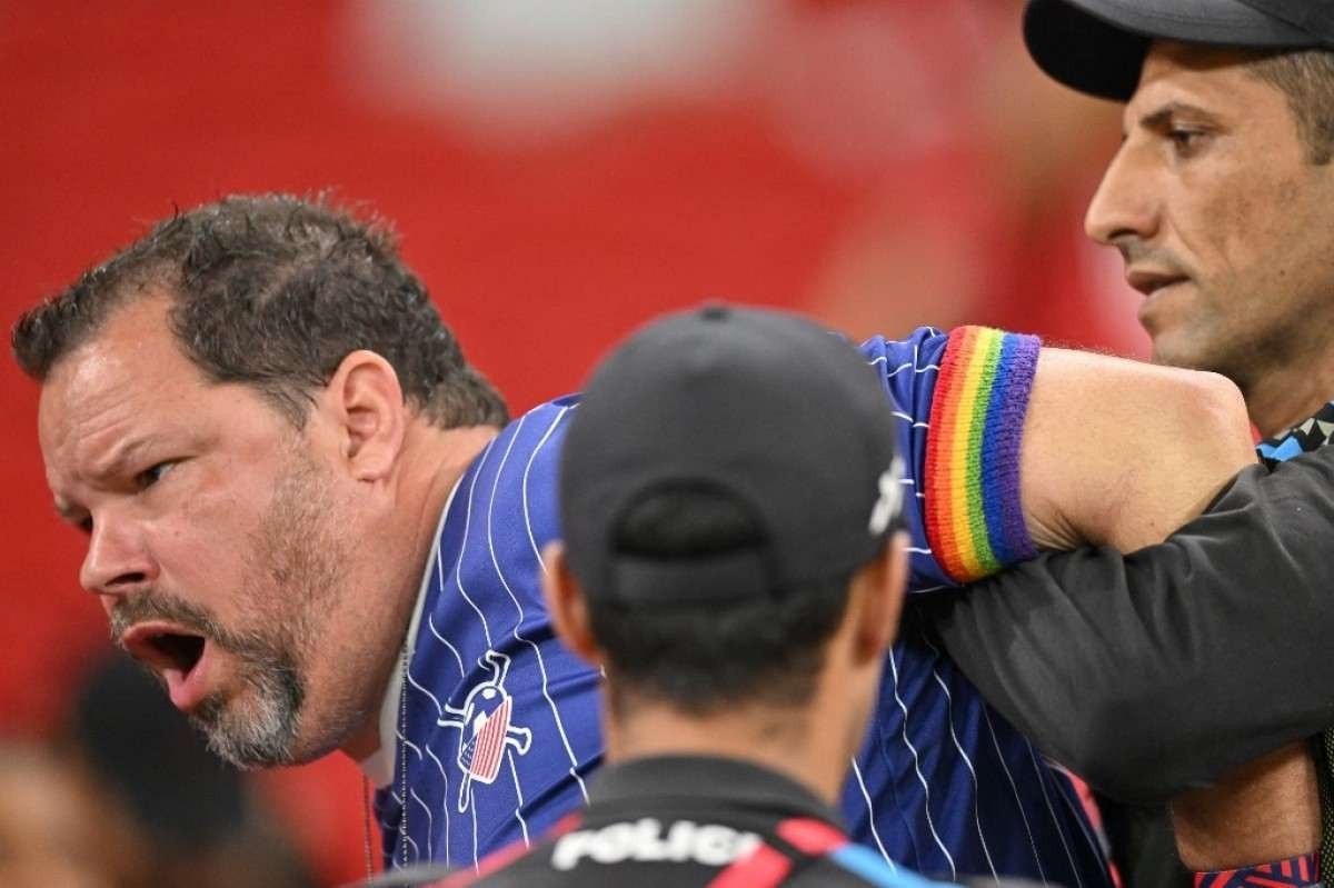 Antes de Irã x EUA, pela fase de grupos, um torcedor norte-americano foi retirado do Estádio Al Thumama devido a uma braçadeira nas cores da bandeira LGBTQIA+ 
