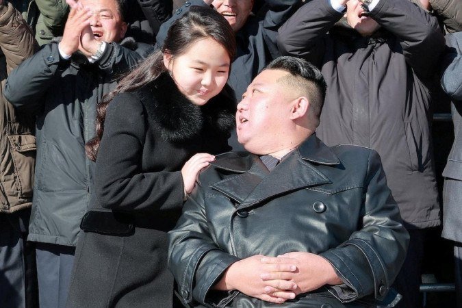 Kim Jong-un e sua filha participaram de uma sessão de fotos com cientistas, engenheiros e oficiais no teste do novo míssil balístico intercontinental - Kim Jong-un e sua filha participaram de uma sessão de fotos com cientistas, engenheiros e oficiais no teste do novo míssil balístico intercontinental -