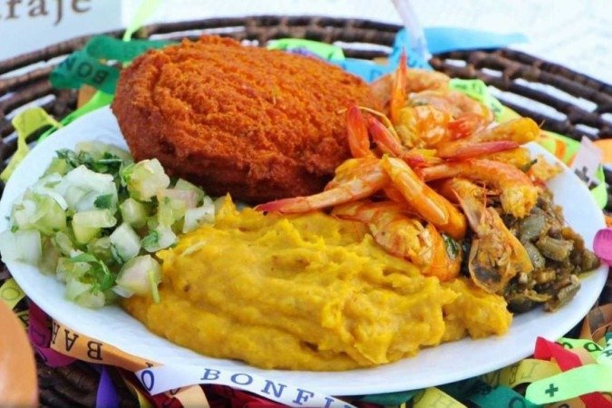 Acarajé tradicional no prato do Santo Acarajé. - (crédito: Divulgação/Instagram) Acarajé tradicional no prato do Santo Acarajé. - (crédito: Divulgação/Instagram)