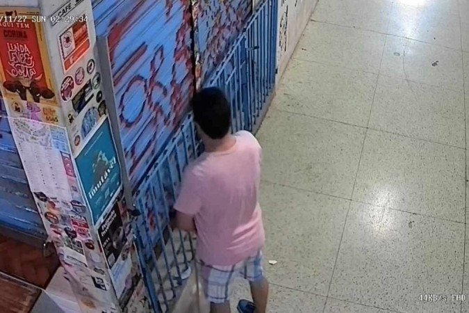 Homem urinou na porta do estabelecimento, na madrugada de domingo (27/11) - (crédito: material cedido ao Correio) Homem urinou na porta do estabelecimento, na madrugada de domingo (27/11) - (crédito: material cedido ao Correio)