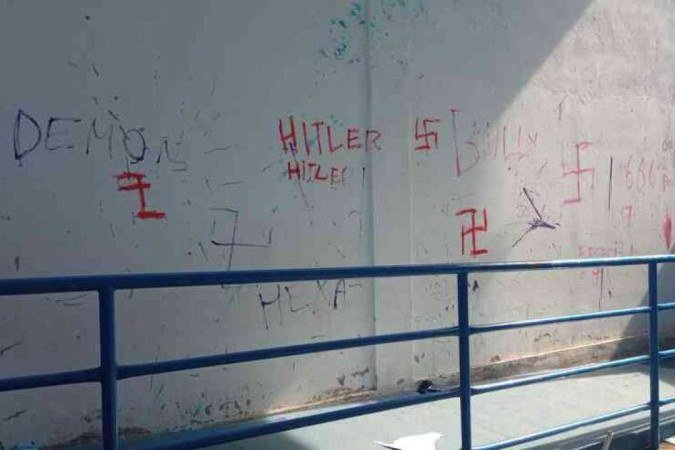 Funcionários chegaram para trabalhar na manhã de hoje e encontraram a escola vandalizada - (crédito: Arquivo pessoal) Funcionários chegaram para trabalhar na manhã de hoje e encontraram a escola vandalizada - (crédito: Arquivo pessoal)