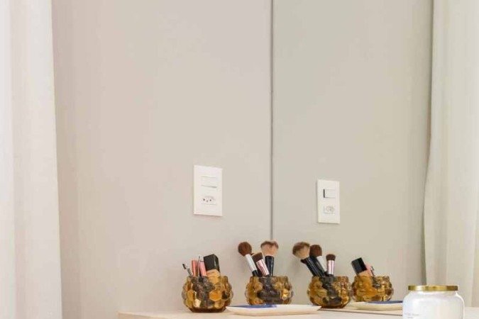 Neste projeto, a penteadeira é embutida 