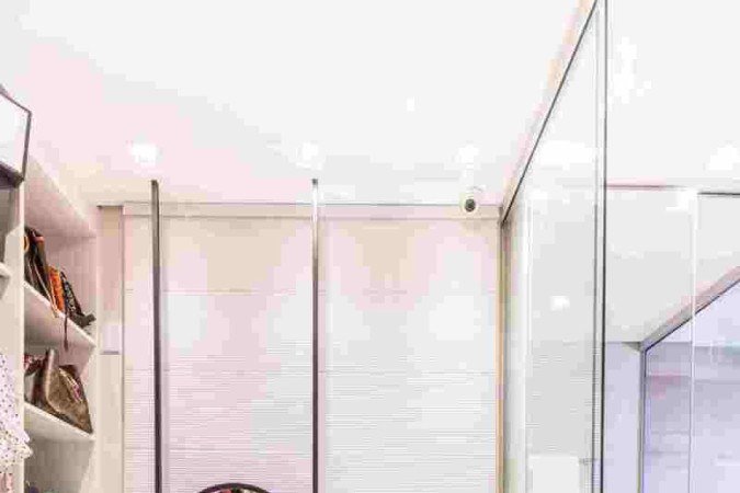 Quarto com penteadeira suspensa projetada por Daniela Funari