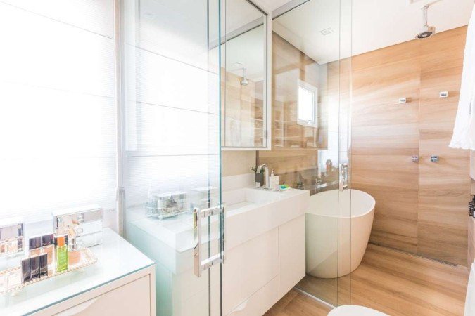 Penteadeira integrada ao banheiro projetada pela arquiteta Daniela Funari