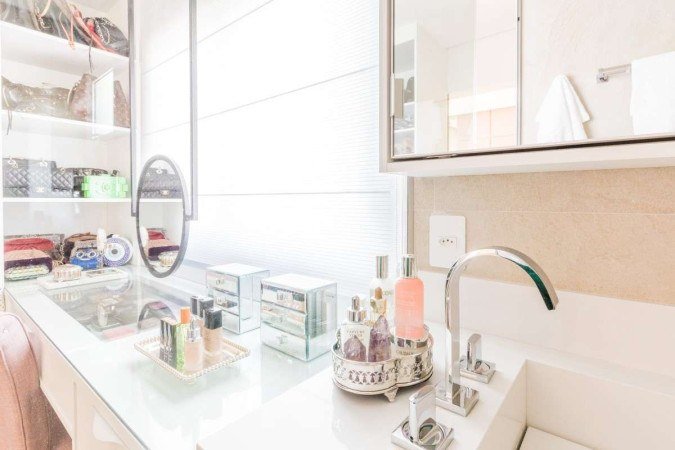 Penteadeira integrada ao banheiro projetada pela arquiteta Daniela Funari