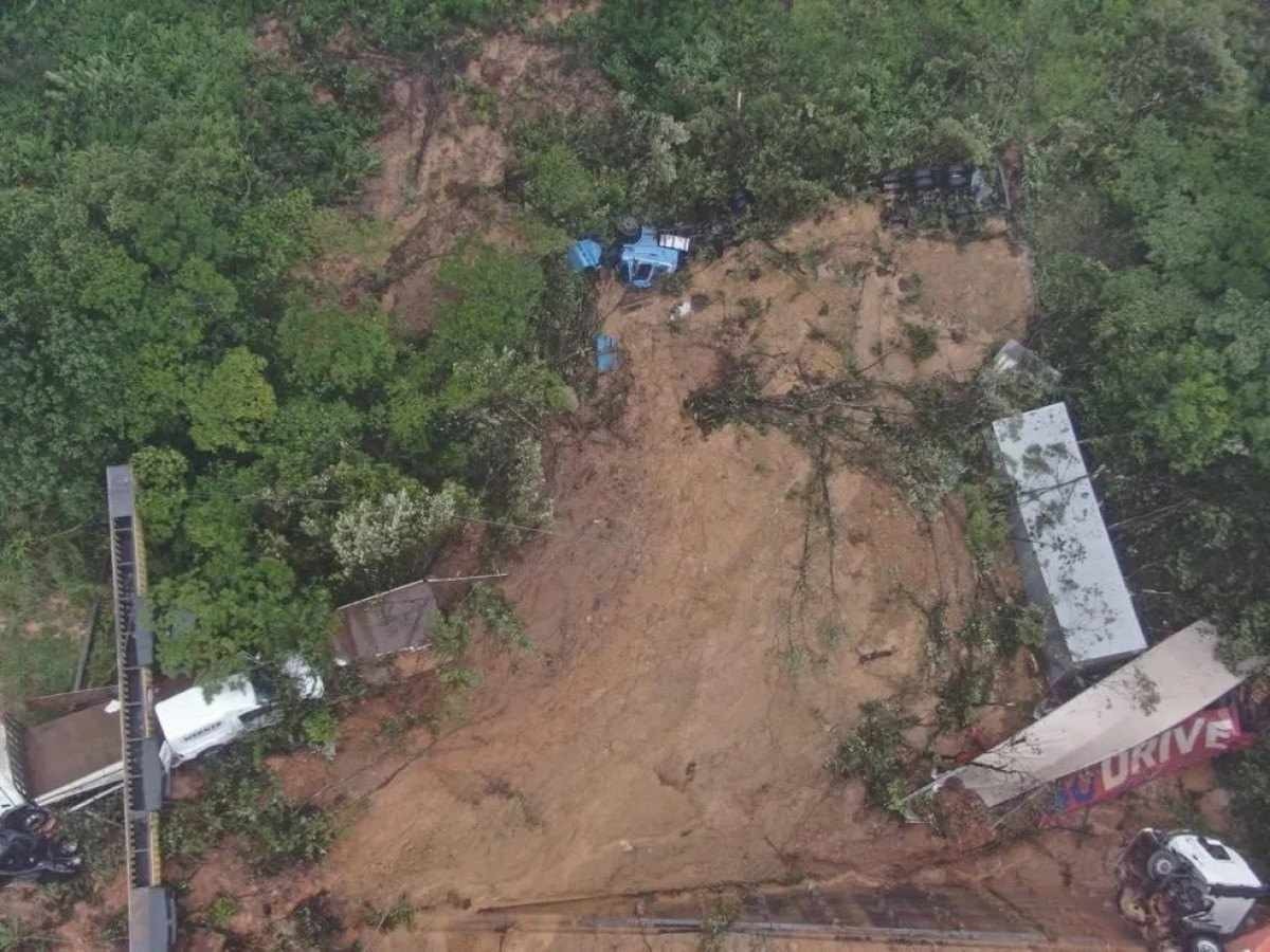 Deslizamentos atingem ao menos 15 veículos no PR e equipes buscam desaparecidos