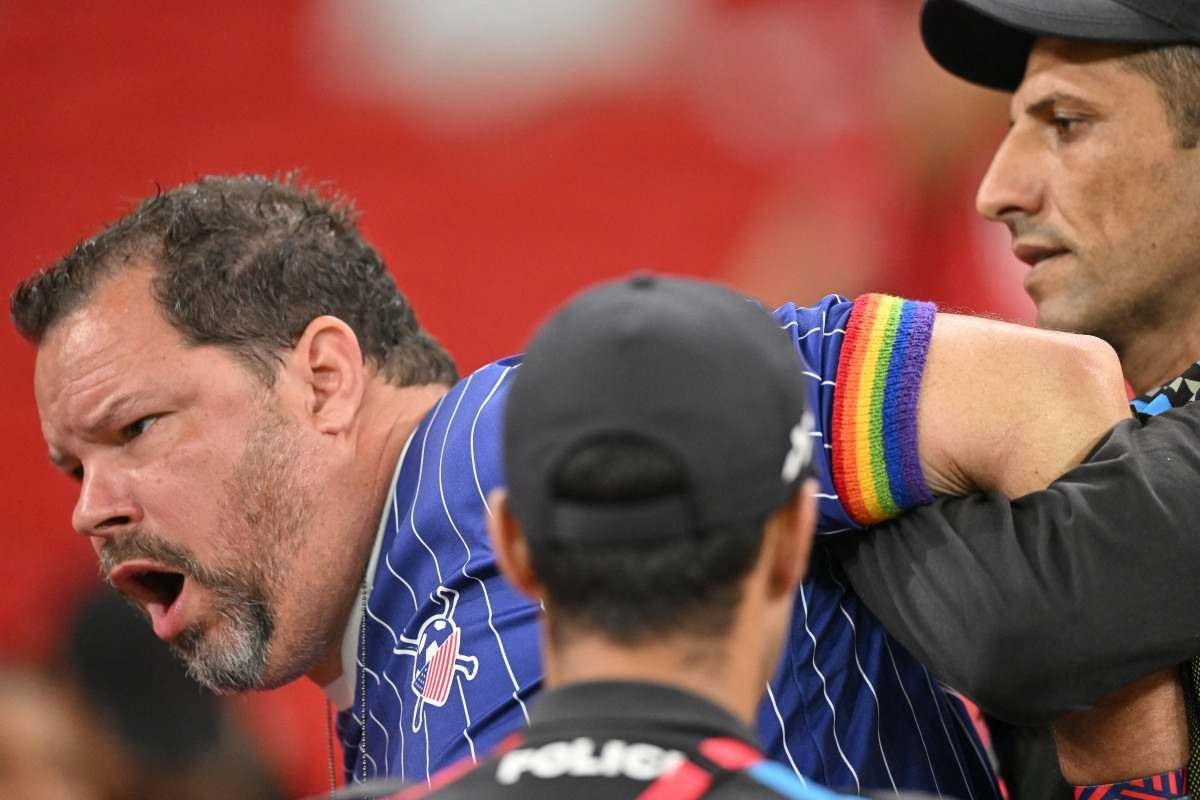 Torcedor americano é retirado de estádio por causa de braçadeira LGBTQIA+