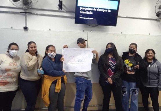 Alunos apresentando seus projetos de pesquisa